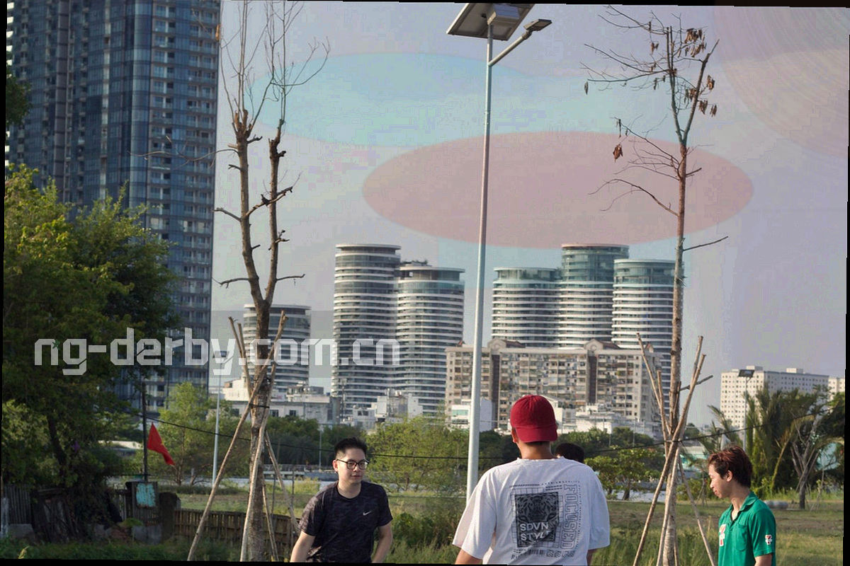 编辑团队在昆明办公室围绕赛程索引屏幕讨论的画面，屏幕上是密集的赛程表格